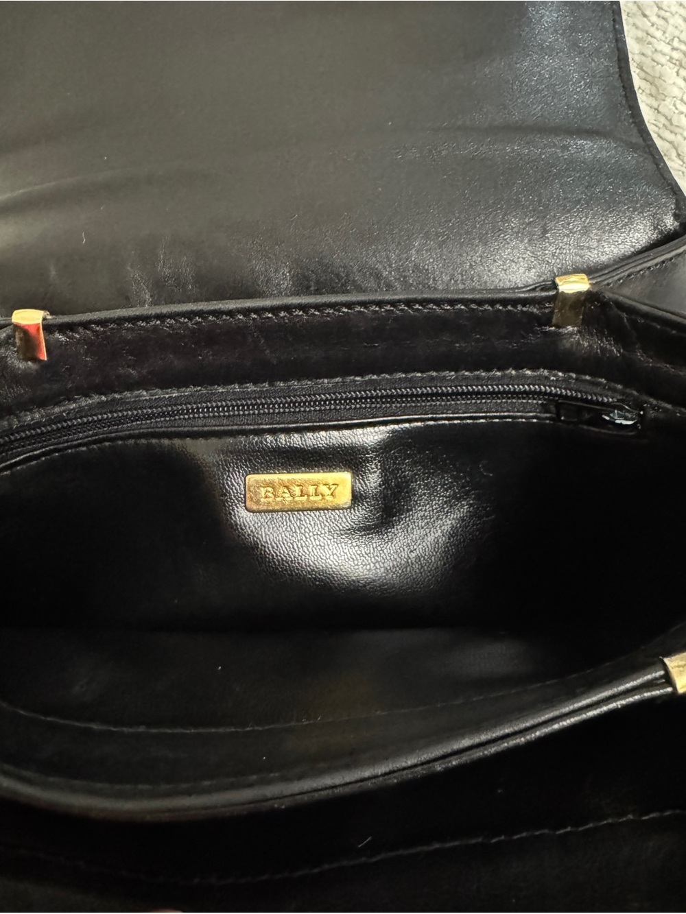 Bally Vintage Black Leather Crossbody Foldover Three Pockets Late 80s-mid 90s - Picture 12 of 16